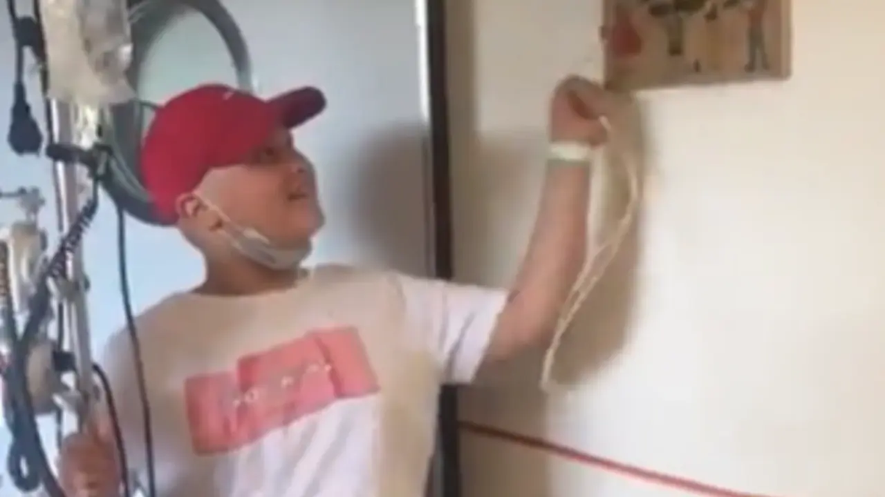 <p> Captura del v&iacute;deo donde Manuel toca la campana en el Hospital Virgen del Roc&iacute;o </p>