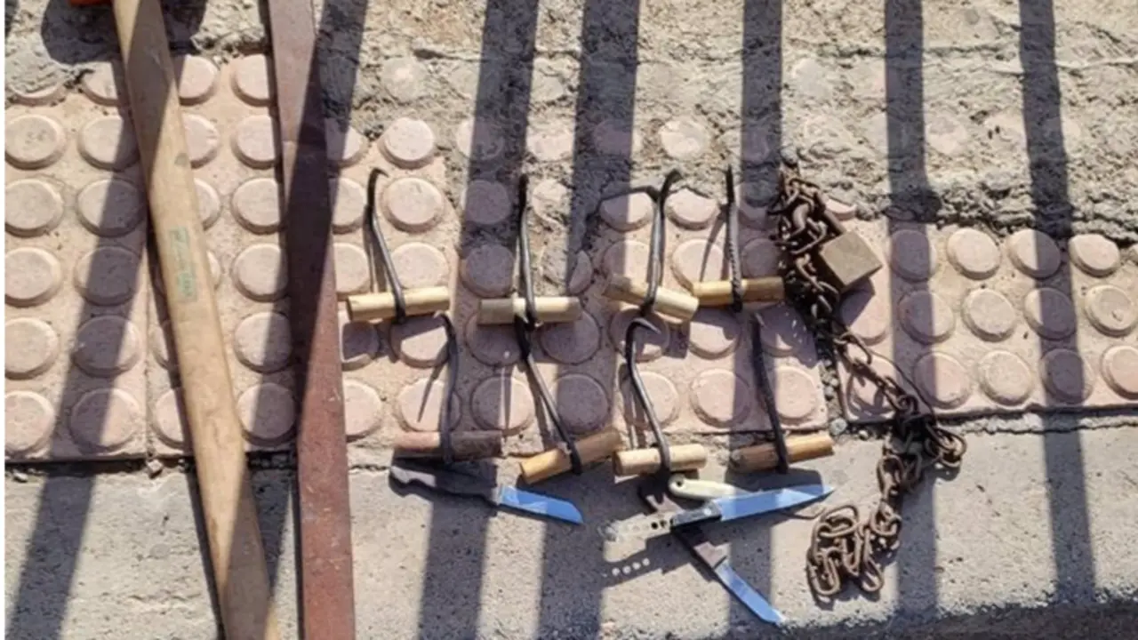 <p> Armas utilizadas por inmigrantes subsaharianos contra la Polic&iacute;a marroqu&iacute; en el asalto a la valla de Melilla - FUENTES DE LA EMBAJADA MARROQU&Iacute; EN MADRID </p>