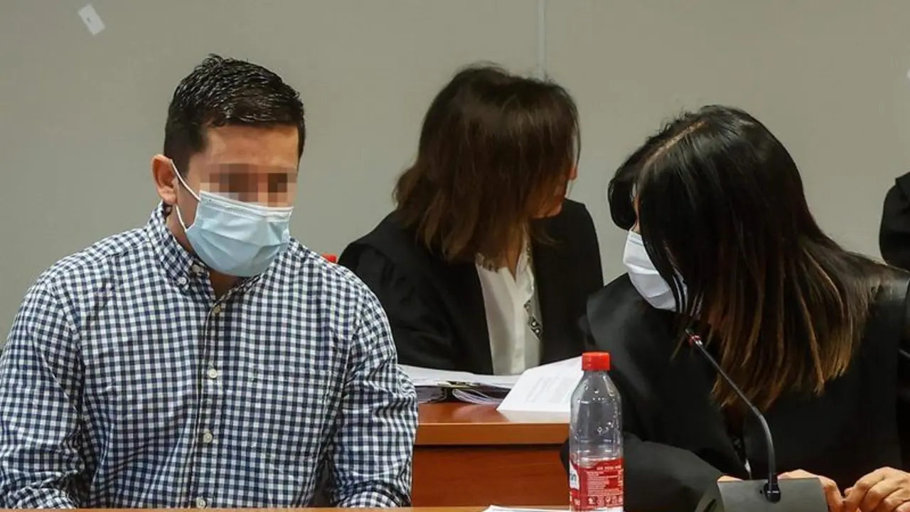 <p> El presunto asesino de Marta Calvo y de dos j&oacute;venes m&aacute;s, Jorge Ignacio Palma, conversa con su abogada - Rober Solsona - Europa Press </p>