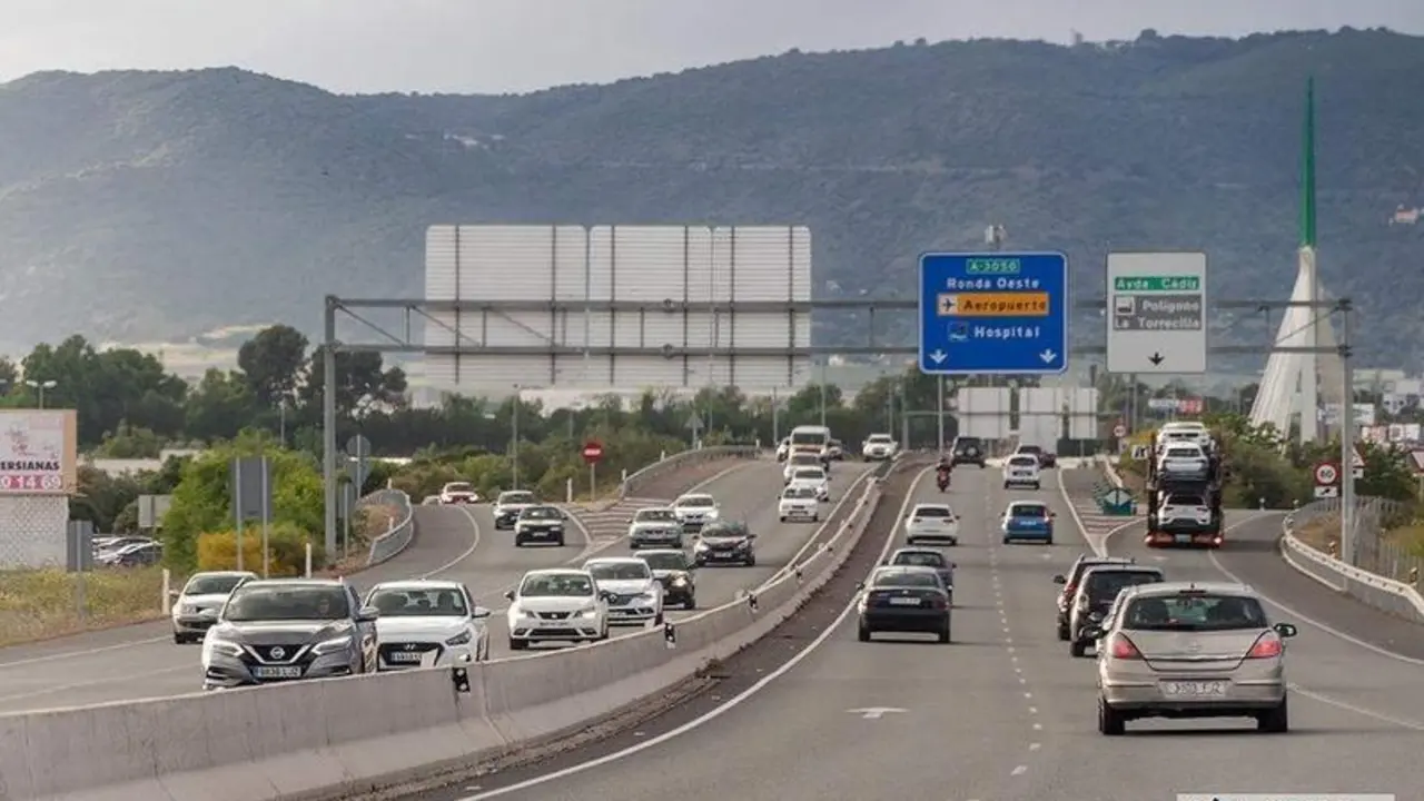 <p> Coches en la carretera a la salida de Córdona capital / Pilar Gázquez. </p>
