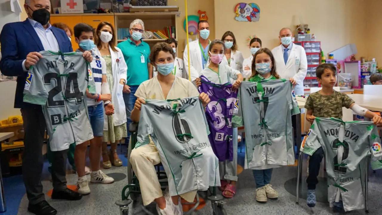 <p> Entrega de camisetas convertidas en batas en el Macarena por el presidente de la Fundaci&oacute;n Real Betis Balompi&eacute;, Rafael Gordillo. - FUNDACION REAL BETIS BALOMPI&Eacute; </p>