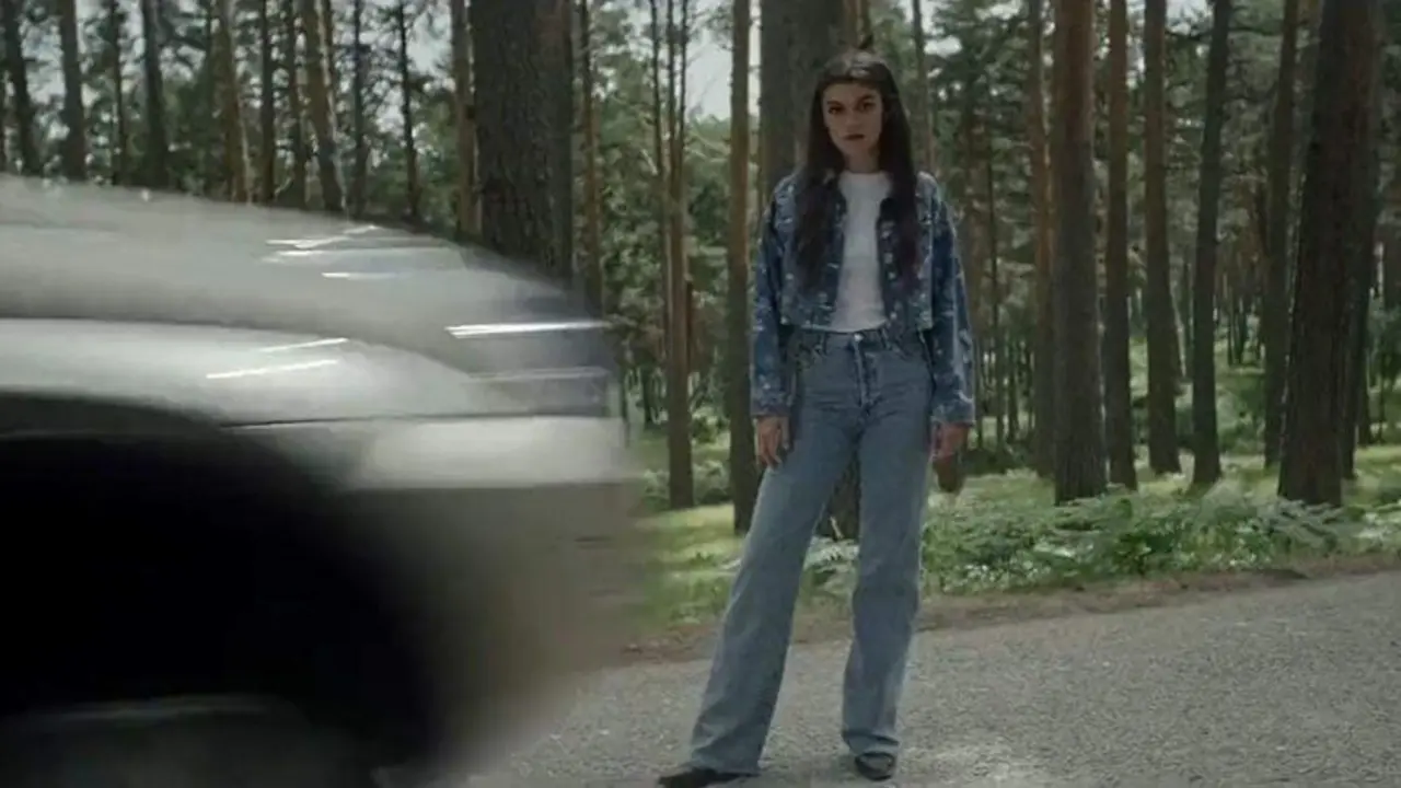 <p> Amaia justo antes de ser atropellada en la nueva campa&ntilde;a de la DGT </p>