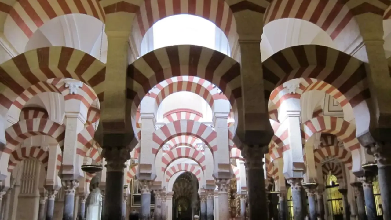 <p> Interior de la Mezquita-Catedral de C&oacute;rdoba. Fuente: Europa Press </p>