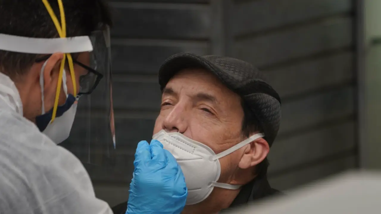 <p> 30 December 2021, US, New York: A man takes a Coronavirus (Covid-19) PCR test at a testing site in the Times Square Subway station ahead of New Year's Eve. - Bryan Smith/ZUMA Press Wire/dpa </p>