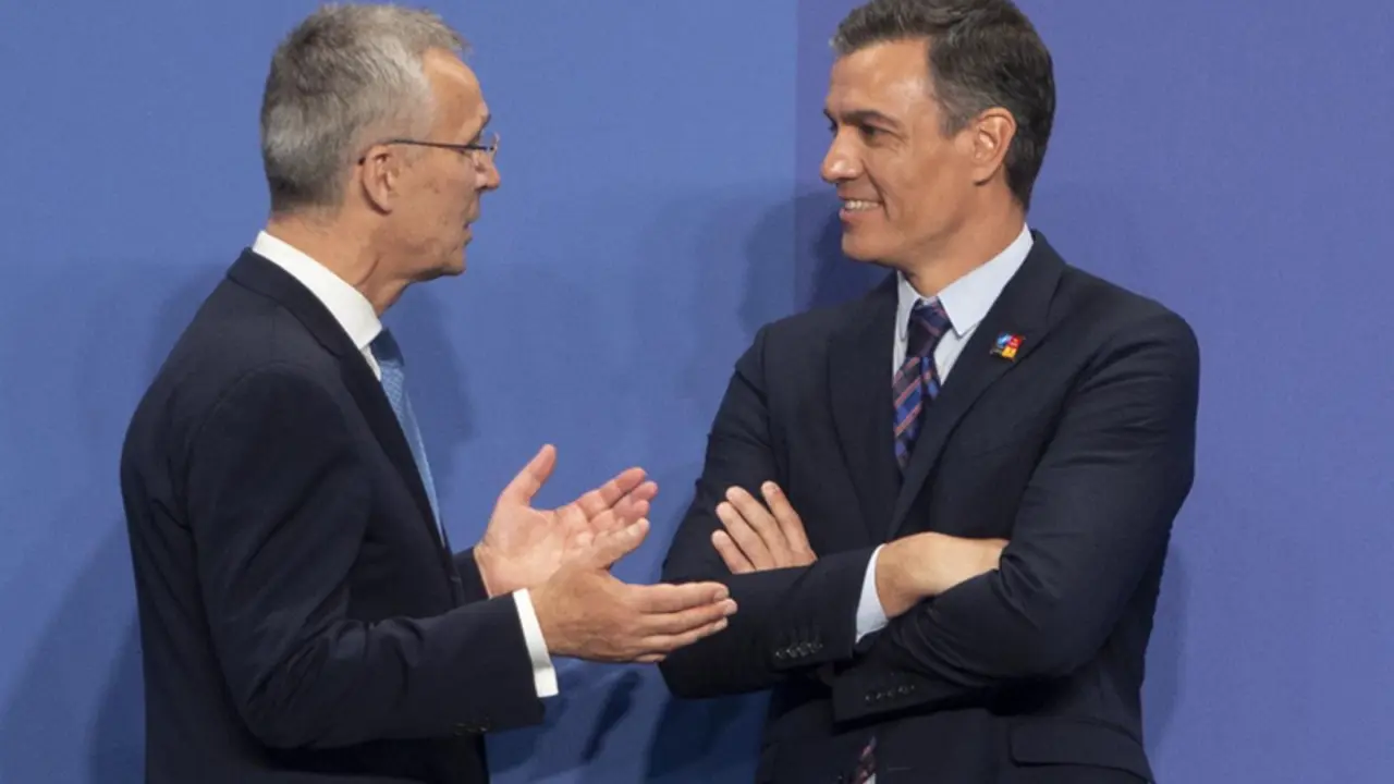 <p> El secretario General de la OTAN, Jens Stoltenberg (i), y el presidente del Gobierno, Pedro S&aacute;nchez, conversan a su llegada al comienzo de la Cumbre de la OTAN 2022 en el Recinto Ferial IFEMA MADRID, a 29 de junio de 2022, en Madrid (Espa&ntilde;a). - EUROPA PRESS/A.Ortega.POOL - Europa Press </p>