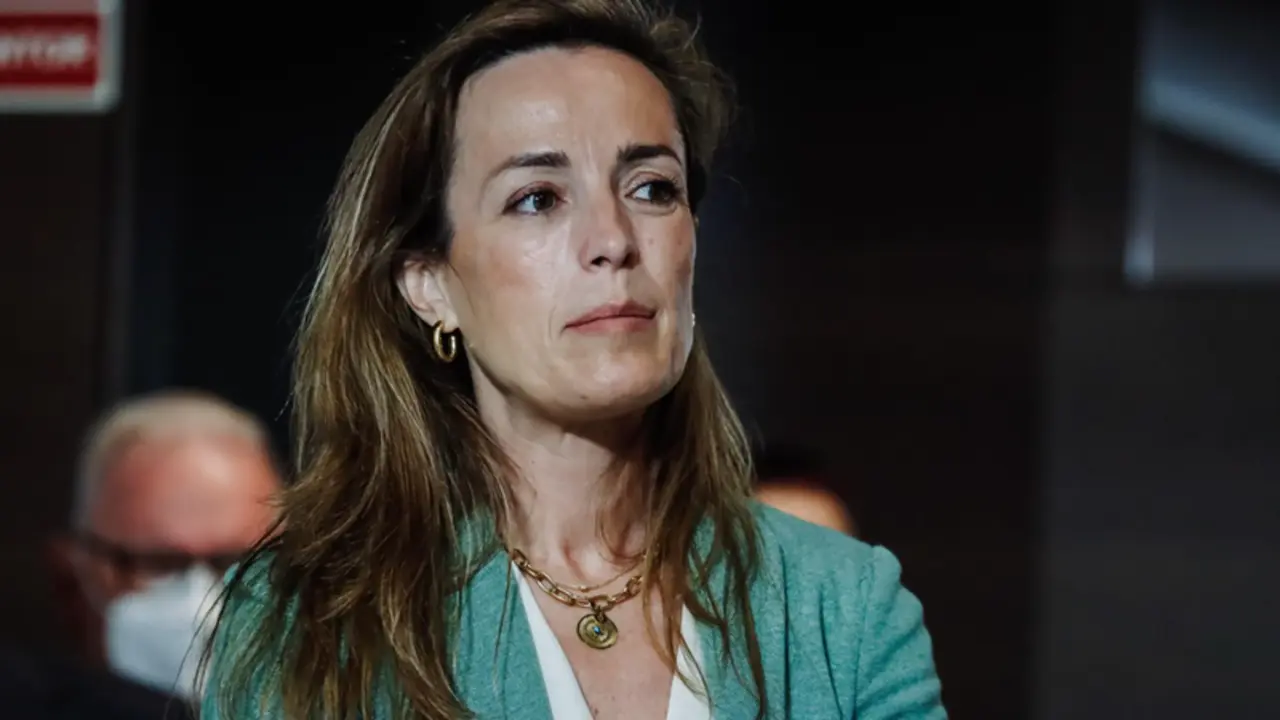 <p> El PP critica que un menor "tenga prohibido fumar, beber y conducir" pero se le permita "proceder a su cambio de sexo" </p>