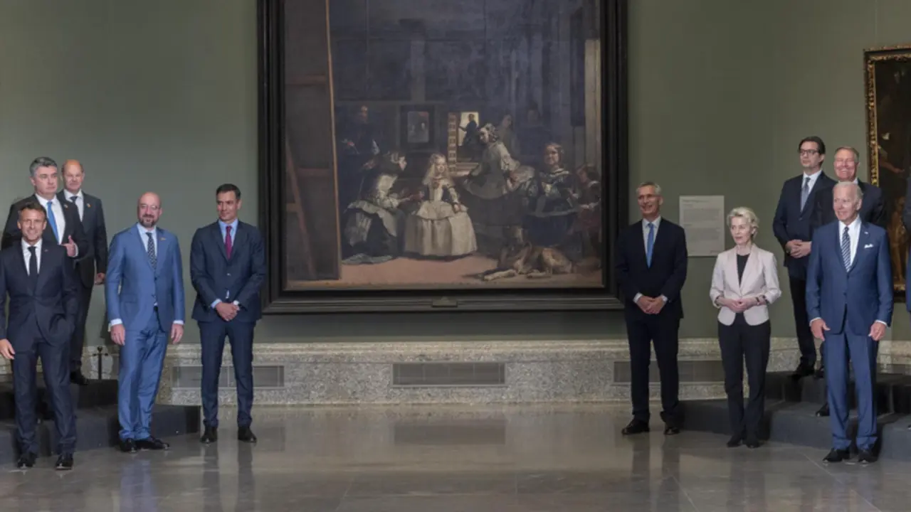<p> Foto de familia de los jefes de Estado y jefes de Gobierno que participan en la cumbre de la OTAN, antes de la cena informal transatl&aacute;ntica a nivel de Jefes de Estado y de Gobierno en el Museo del Prado - A. Ortega. Pool - Europa Press </p>