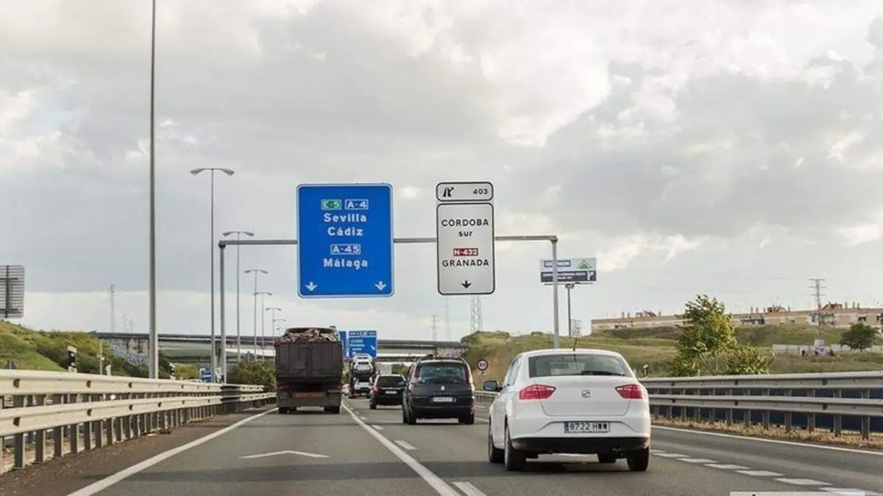 <p> Coches en la carretera a la salida de Córdoba capital / Pilar Gázquez. </p>