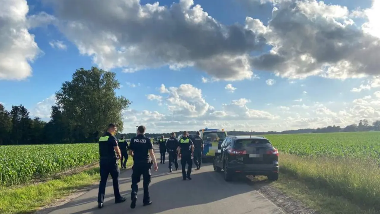 <p> La polic&iacute;a de Oldenburg durante la b&uacute;squeda de Joe. Fuente Twitter @Polizei_OL </p>