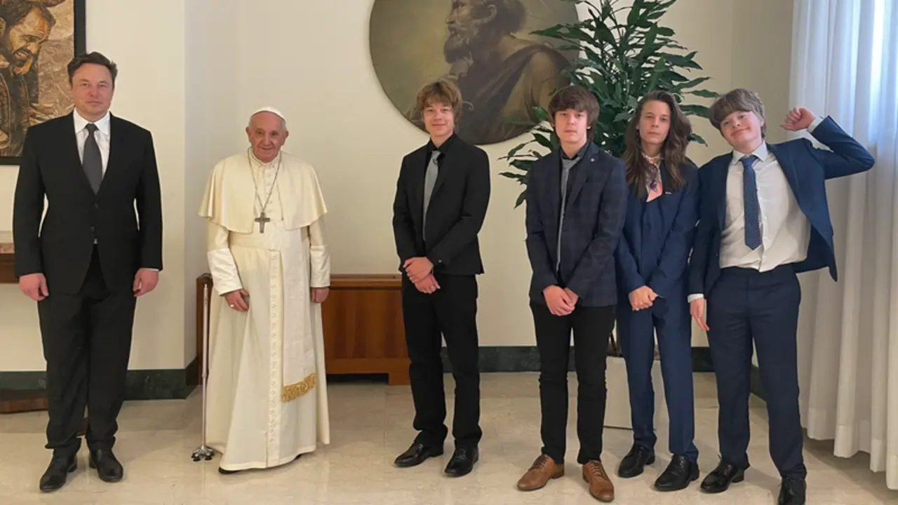<p> Elon Musk y sus 4 hijos junto al Papa </p>