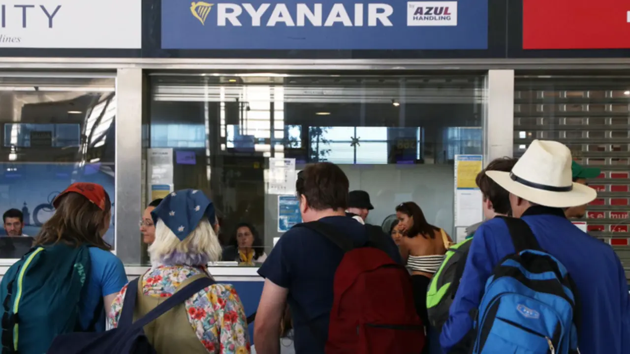 <p> Varias personas se acercan a las ventanillas de la compa&ntilde;&iacute;a a&eacute;rea Ryanair que durante estos d&iacute;as los trabajadores de dicha empresa est&aacute;n huelga por sus condiciones laborales en el aeropuerto Costa del Sol en la capital, a 1 de julio de 2022 en M&aacute;laga (And - &Aacute;lex Zea - Europa Press </p>