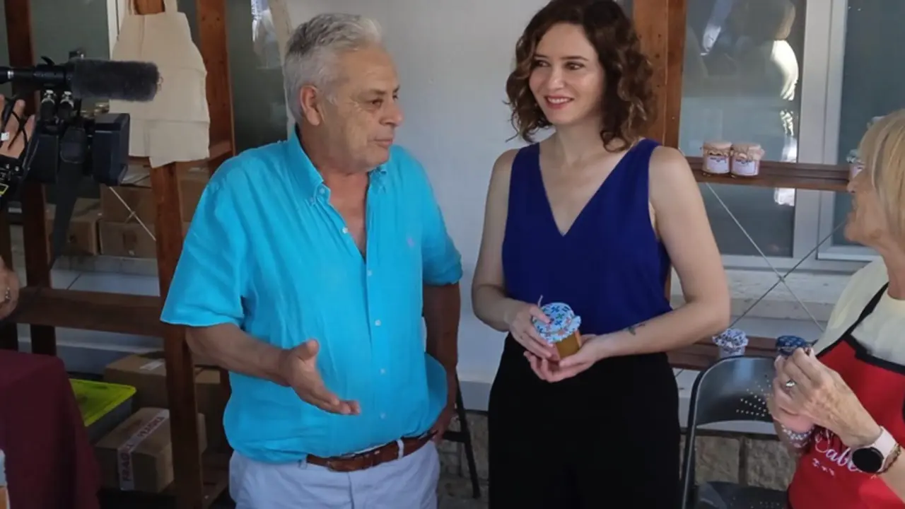 <p> Ayuso garantiza becas a las familias m&aacute;s necesitadas pero tambi&eacute;n a las de renta media porque "nunca reciben nada" . - EUROPA PRESS </p>