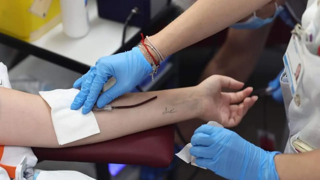 <p> Una trabajadora sanitaria en el Hospital de Getafe, a 14 de junio de 2022, en Getafe, Madrid </p>