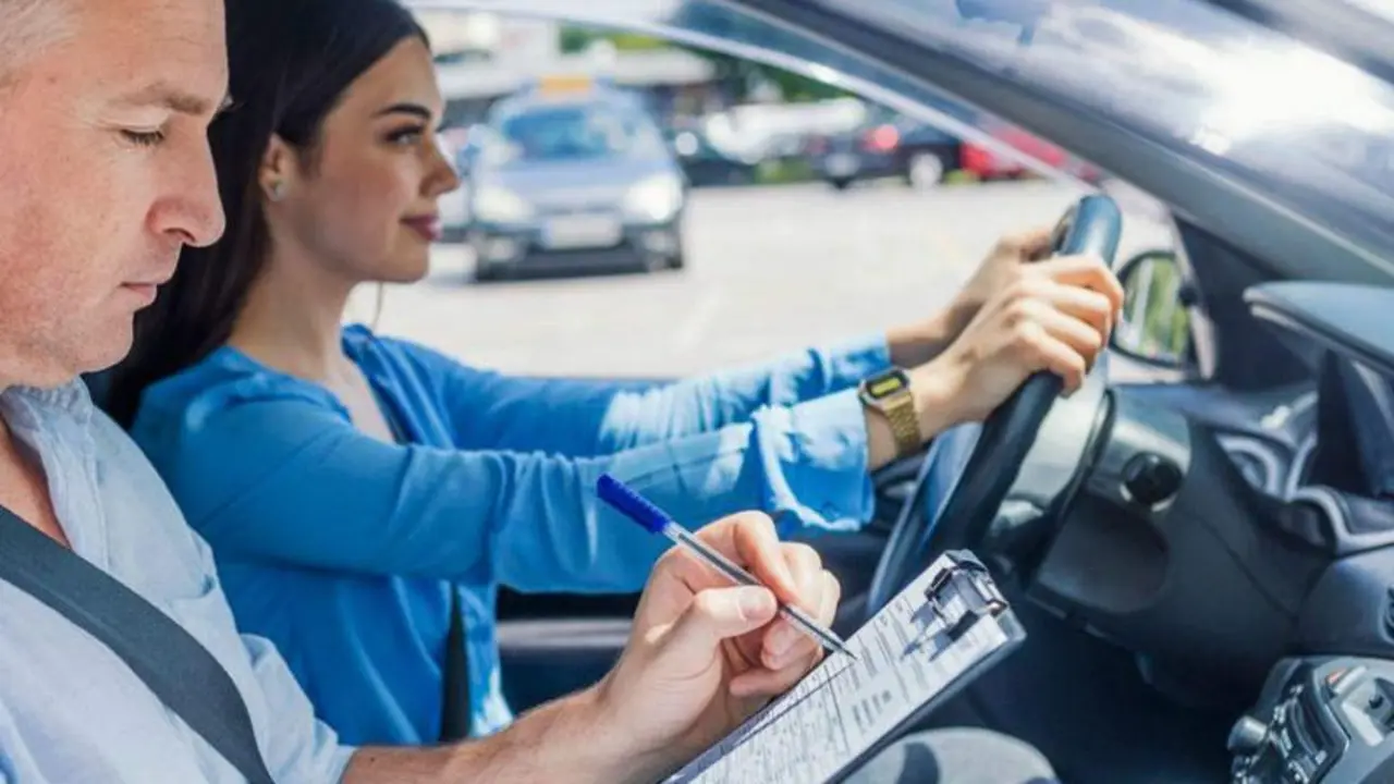 <p> Examinador y conductora en un examen de conducir </p>