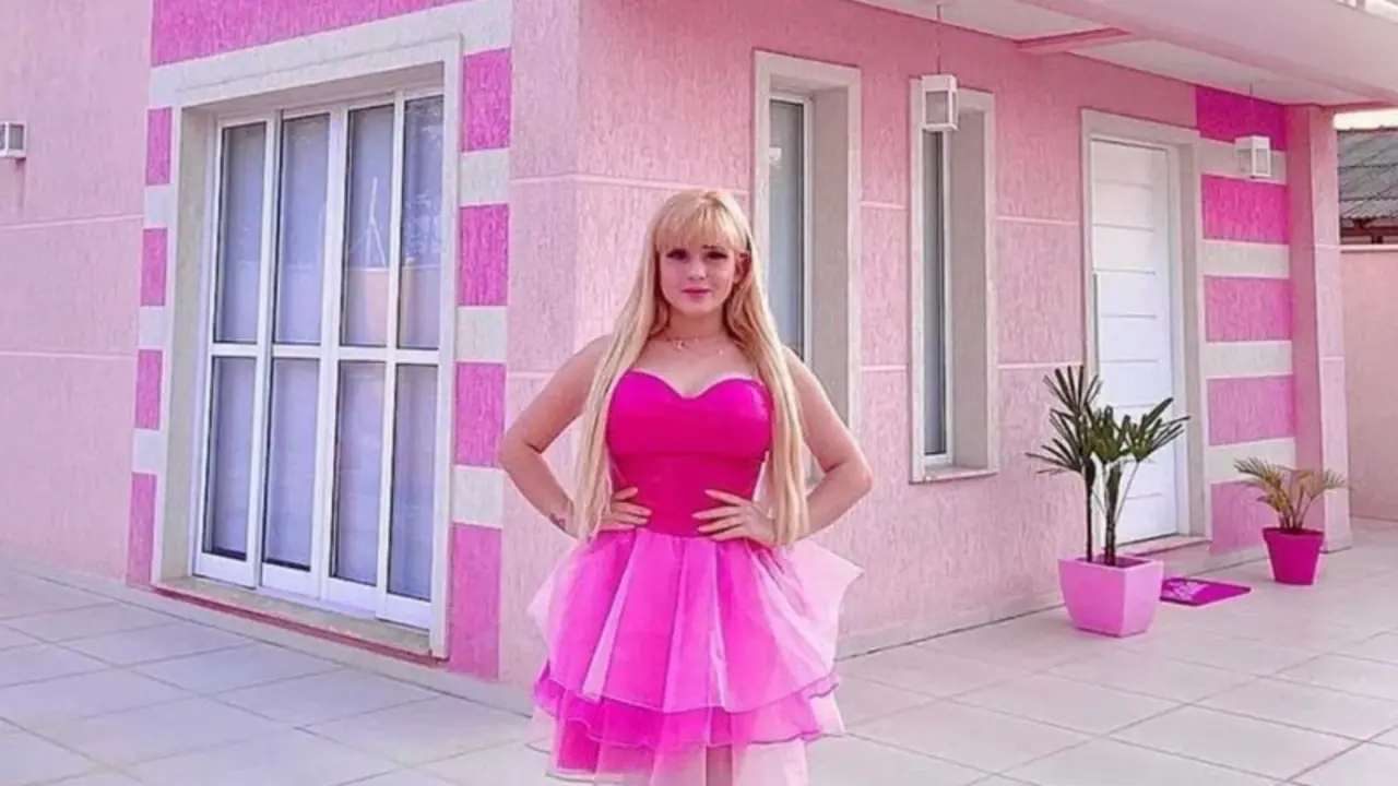 <p> Bruna Barbie en su casa asemejada a la mansi&oacute;n Barbie </p>