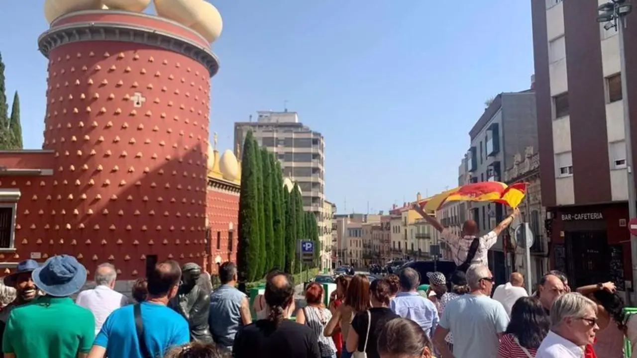 <p> Concentraci&oacute;n de Convivencia C&iacute;vica Catalana en Figueres (Girona) a favor de la visita de la Princesa Leonor y la Infanta Sof&iacute;a </p>