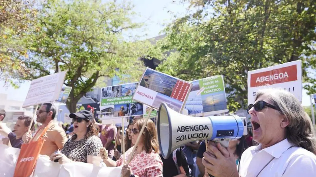 <p> Una se&ntilde;ora con un meg&aacute;fono durante la concentraci&oacute;n de los trabajadores de Abengoa en la consejer&iacute;a de Econom&iacute;a, a 30 de junio de 2022 en Sevilla (Andaluc&iacute;a, Espa&ntilde;a) - Joaquin Corchero - Europa Press </p>