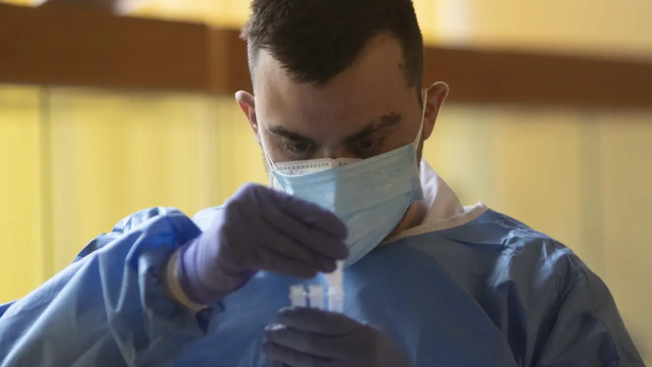 <p> Archivo - Un trabajador sanitario realiza un test de ant&iacute;genos - Eduardo Parra - Europa Press - Archivo </p>