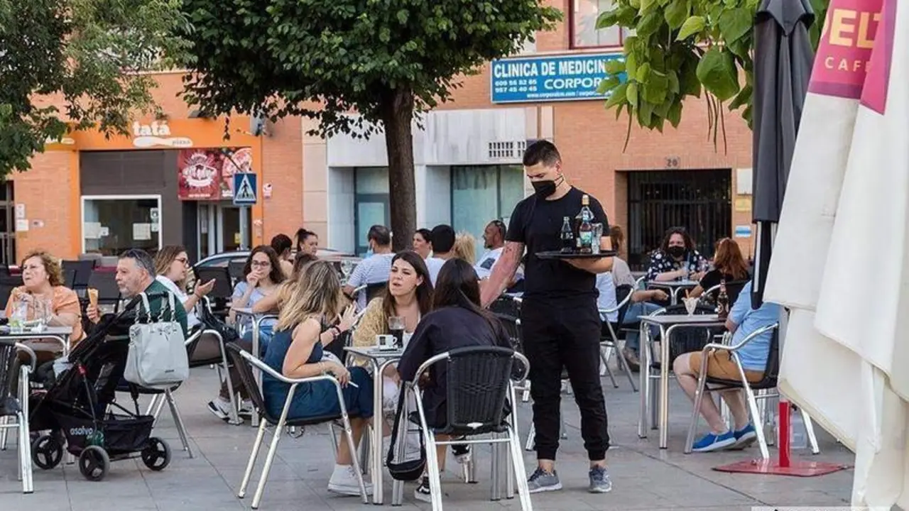 <p> Camarero atendiendo una mesa en una terraza / Pilar Gázquez. </p>
