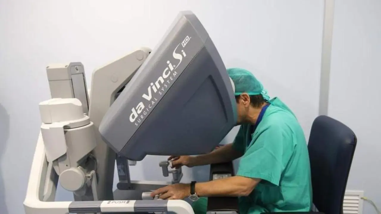 <p> El robot Da Vinci en manos de un cirujano del Hospital Reina Sof&iacute;a </p>