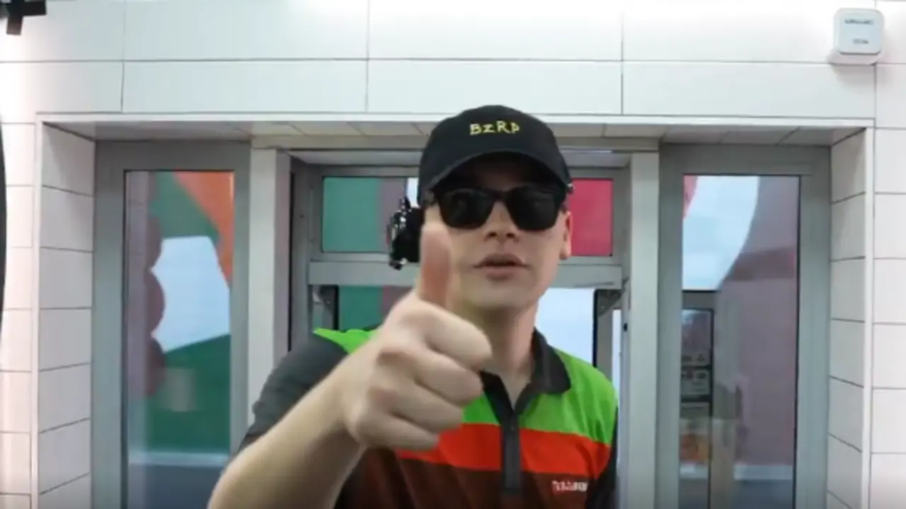 <p> Bizarrap disfrazado de trabajador del Burger King </p>