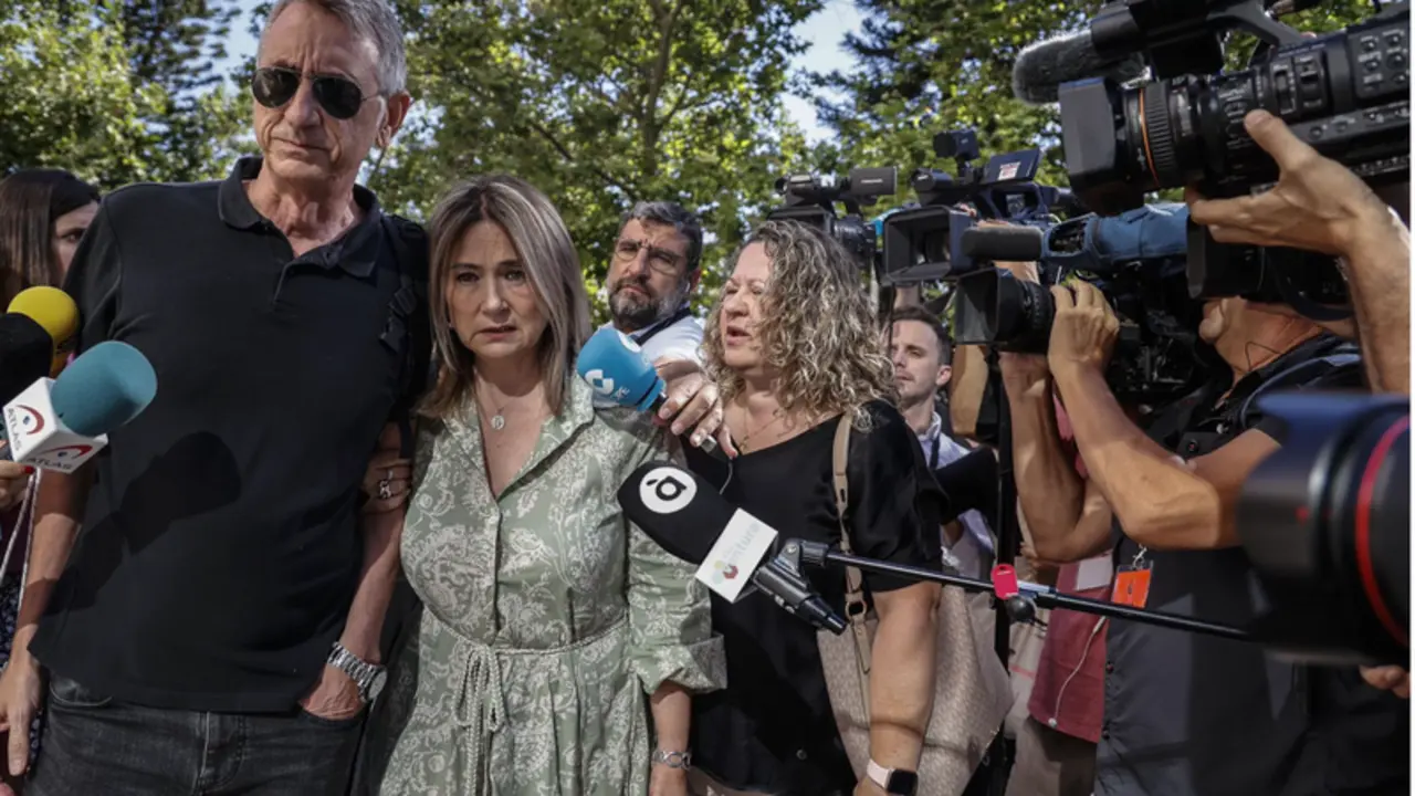 <p> Marisol Bur&oacute;n, madre de Marta Calvo, y el padre en la Ciudad de la Justicia - ROBER SOLSONA </p>