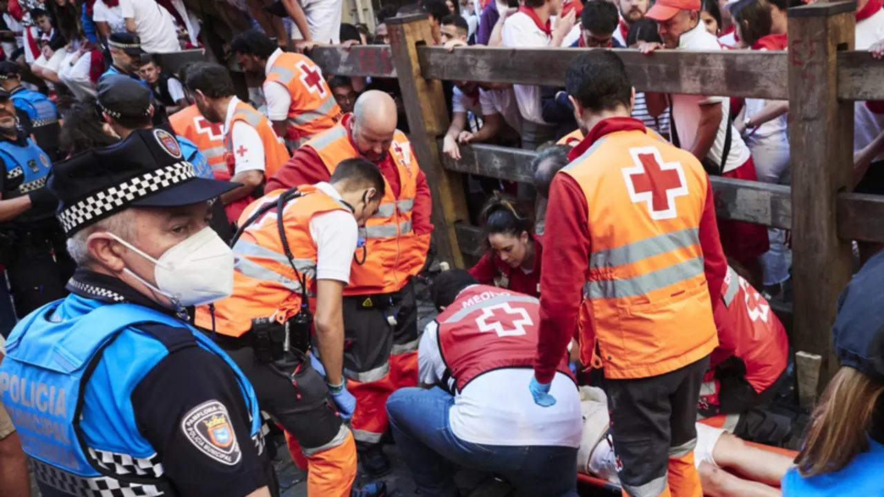 <p> Tercer encierro de las Fiestas de San Ferm&iacute;n 2022 de la ganader&iacute;a de Don Jos&eacute; Escolar Gil, a 9 de julio de 2022, en Pamplona, Navarra (Espa&ntilde;a). Las fiestas en honor a San Ferm&iacute;n, patr&oacute;n de Navarra, comienzan el d&iacute;a 6 con el tradicional chupinazo y se prol - Eduardo Sanz - Europa Press </p>