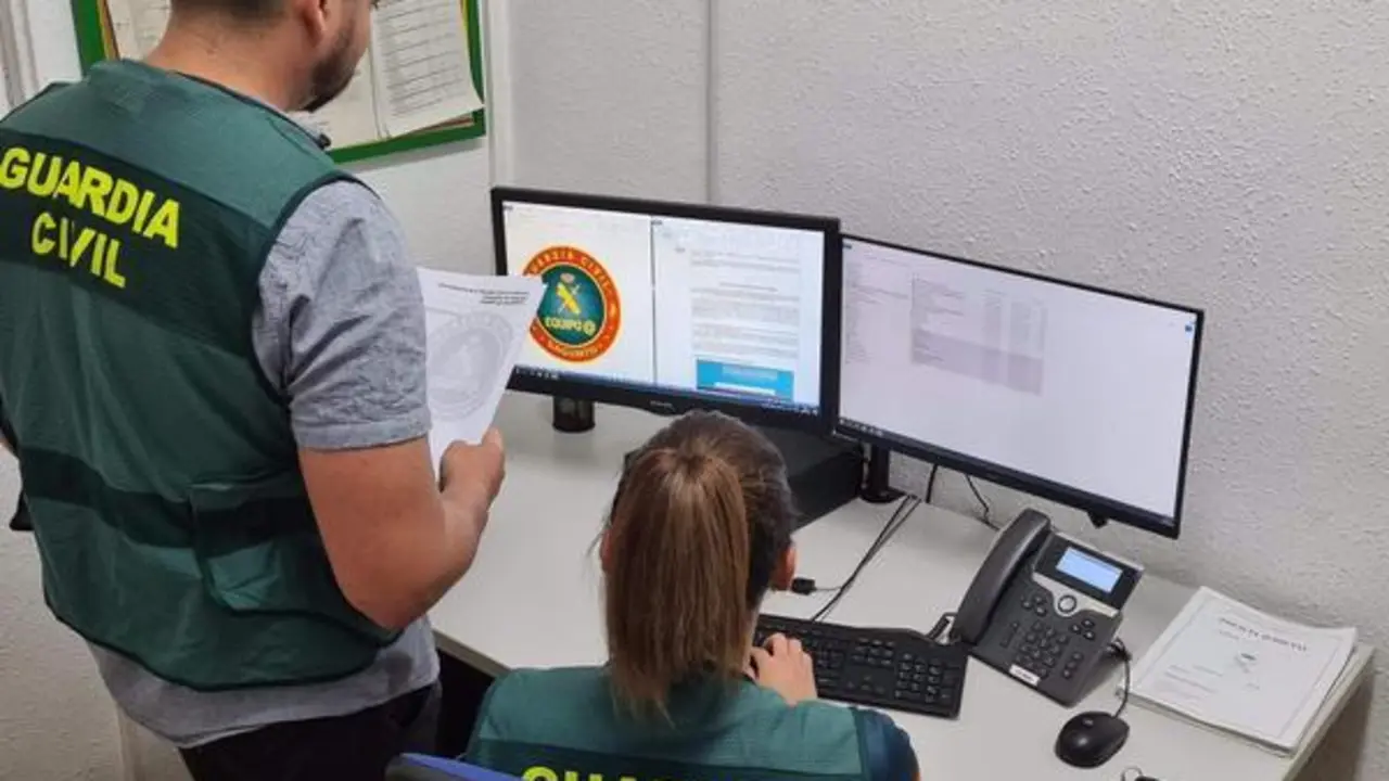 <p> Dos investigadores de la Guardia Civil </p>