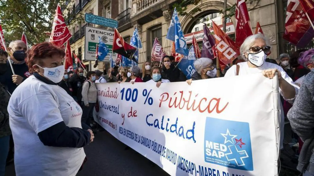 <p> Integrantes de una manifestaci&oacute;n en Madrid convocada por 'Marea Blanca'. </p>