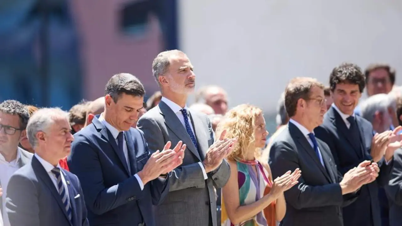 <p> Aplauso de Pedro S&aacute;nchez y el Rey Felipe VI en Ermua </p>