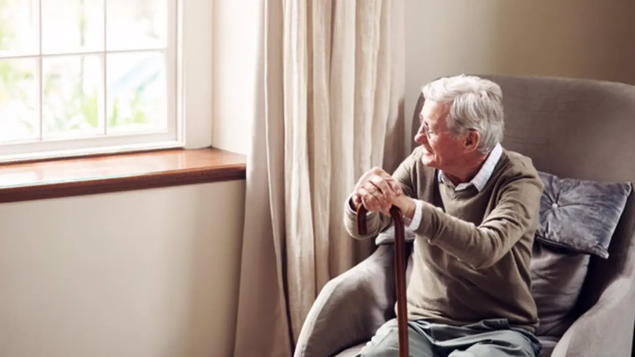 <p> Archivo - Anciano sentado mirando por la ventana. - KUPICOO/ ISTOCK - Archivo </p>