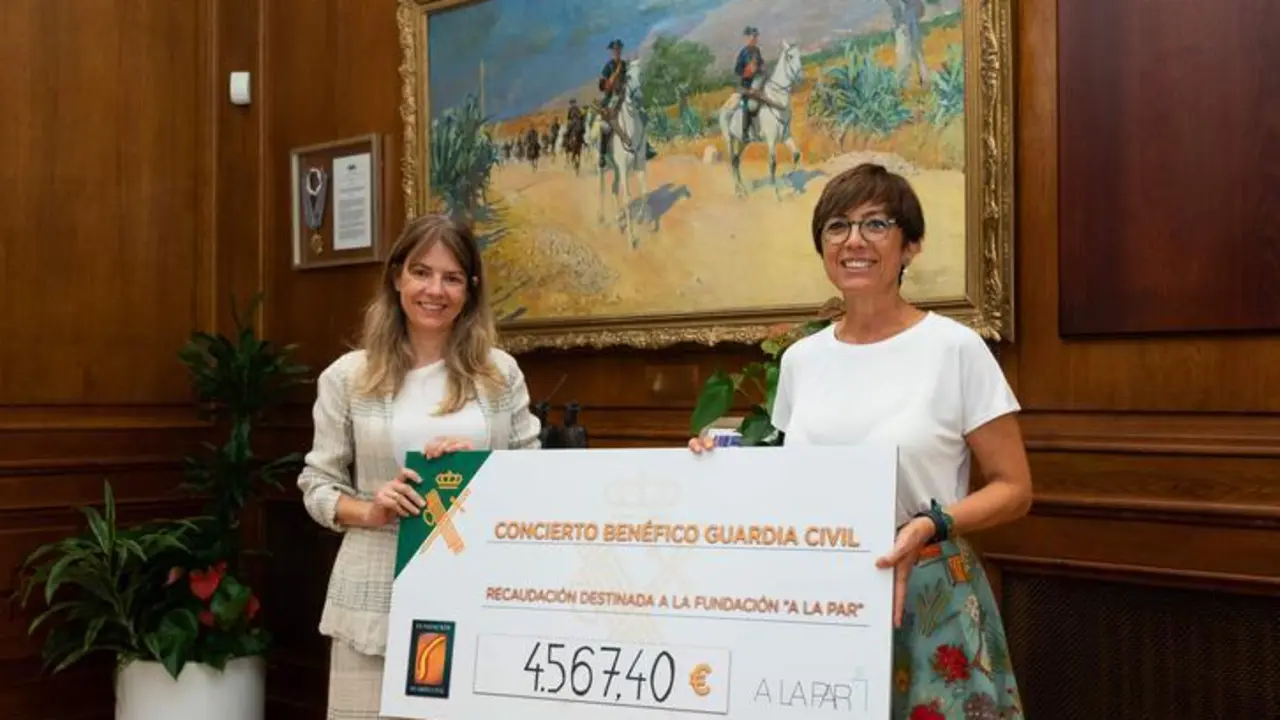 <p> Mar&iacute;a G&aacute;mez entrega el cheque solidario a la Fundaci&oacute;n "A la Par". </p>