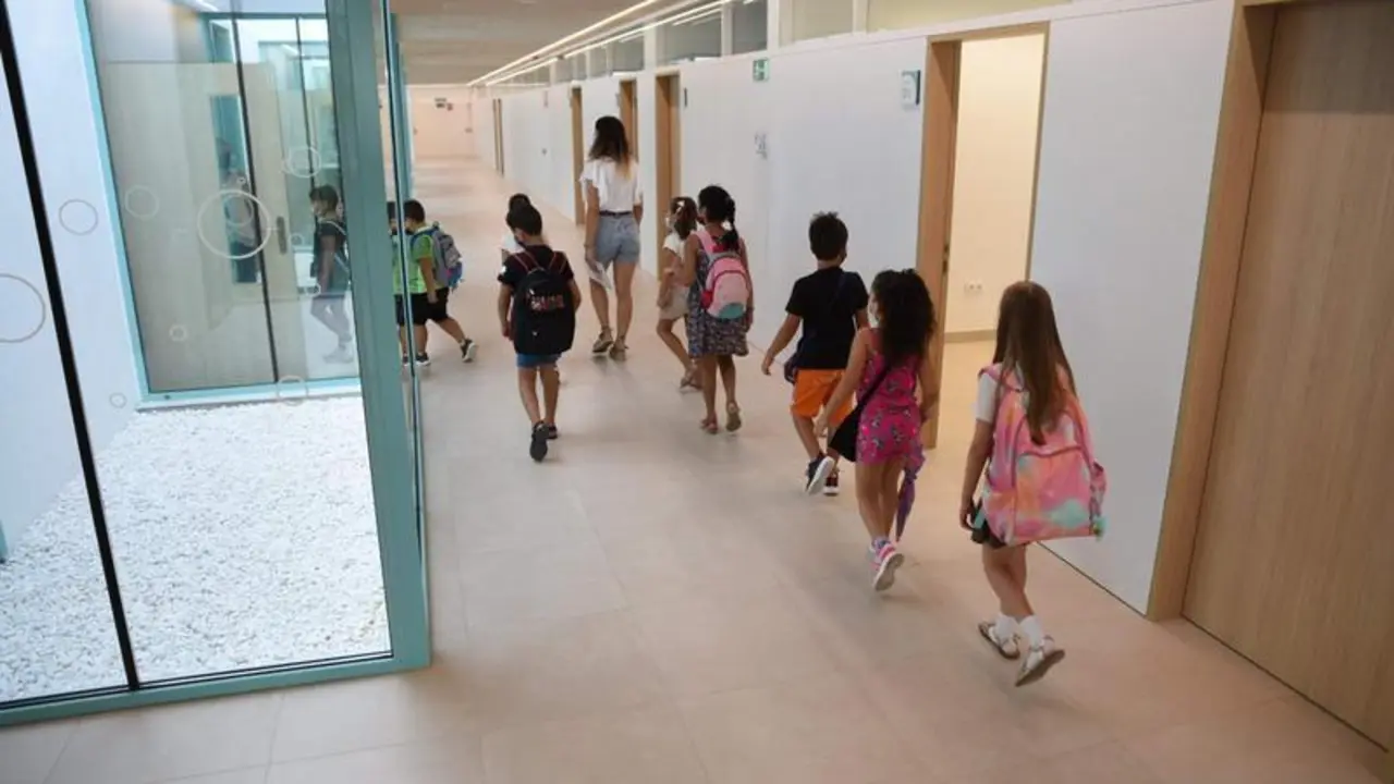 <p> Una profesora acompa&ntilde;a a alumnos de Educaci&oacute;n Primaria a un aula del colegio Les Arts, de reciente construcci&oacute;n, durante el primer d&iacute;a del curso escolar 2021-2022 en la Comunidad Valenciana, a 8 de septiembre de 2021, en Valencia, Comunidad Vale - Jorge Gil. </p>