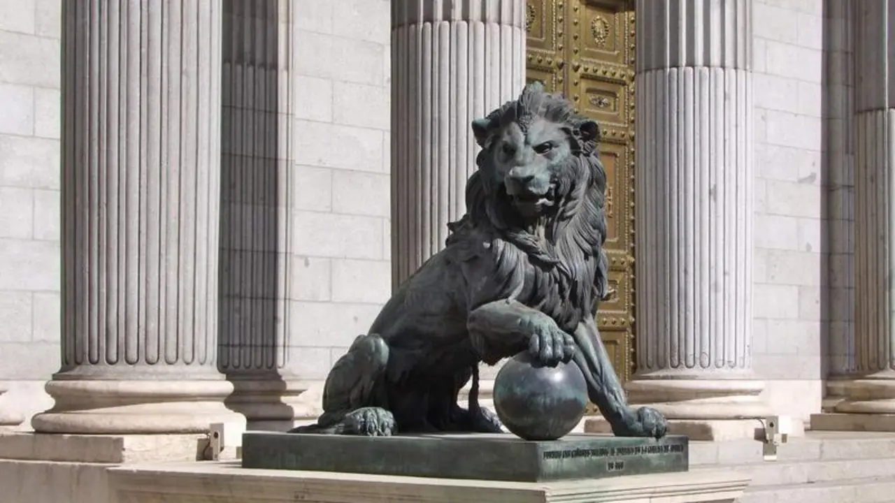 <p> Le&oacute;n en la puerta del Congreso de los Diputados - Archivo </p>