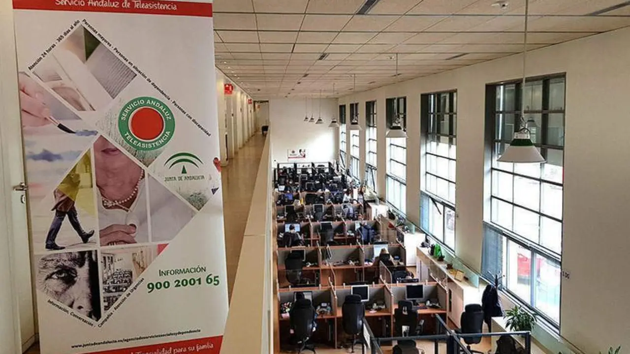 <p> Trabajadores del servicio de teleasistencia de la Junta de Andaluc&iacute;a. </p>