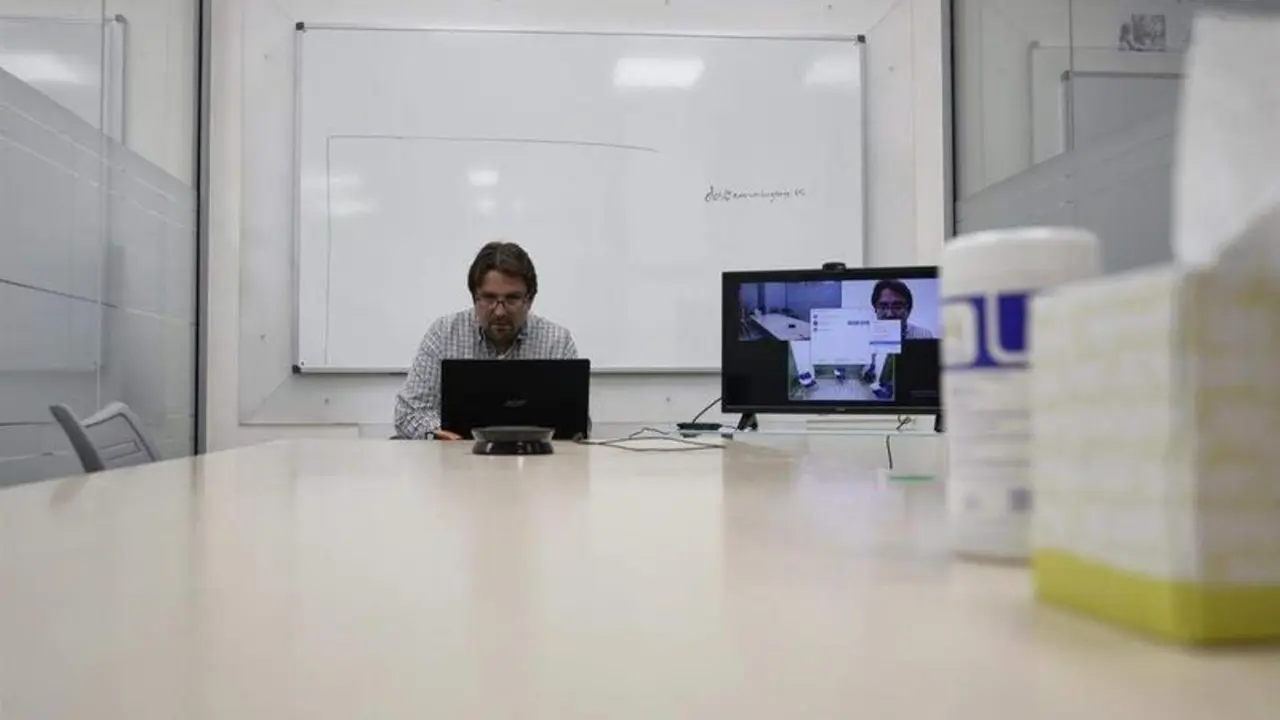 <p> Archivo - Un profesor da una clase de forma telem&aacute;tica en la Academia de Ingl&eacute;s American Language Academy, en Madrid - Jes&uacute;s Hell&iacute;n - Europa Press - Archivo </p>