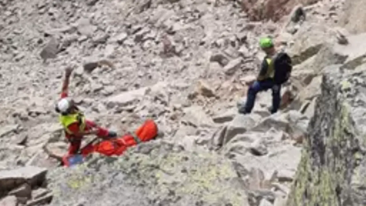 <p> Rescate del cad&aacute;ver de un senderista en Gredos. - SUBDELEGACI&Oacute;N DEL GOBIERNO </p>