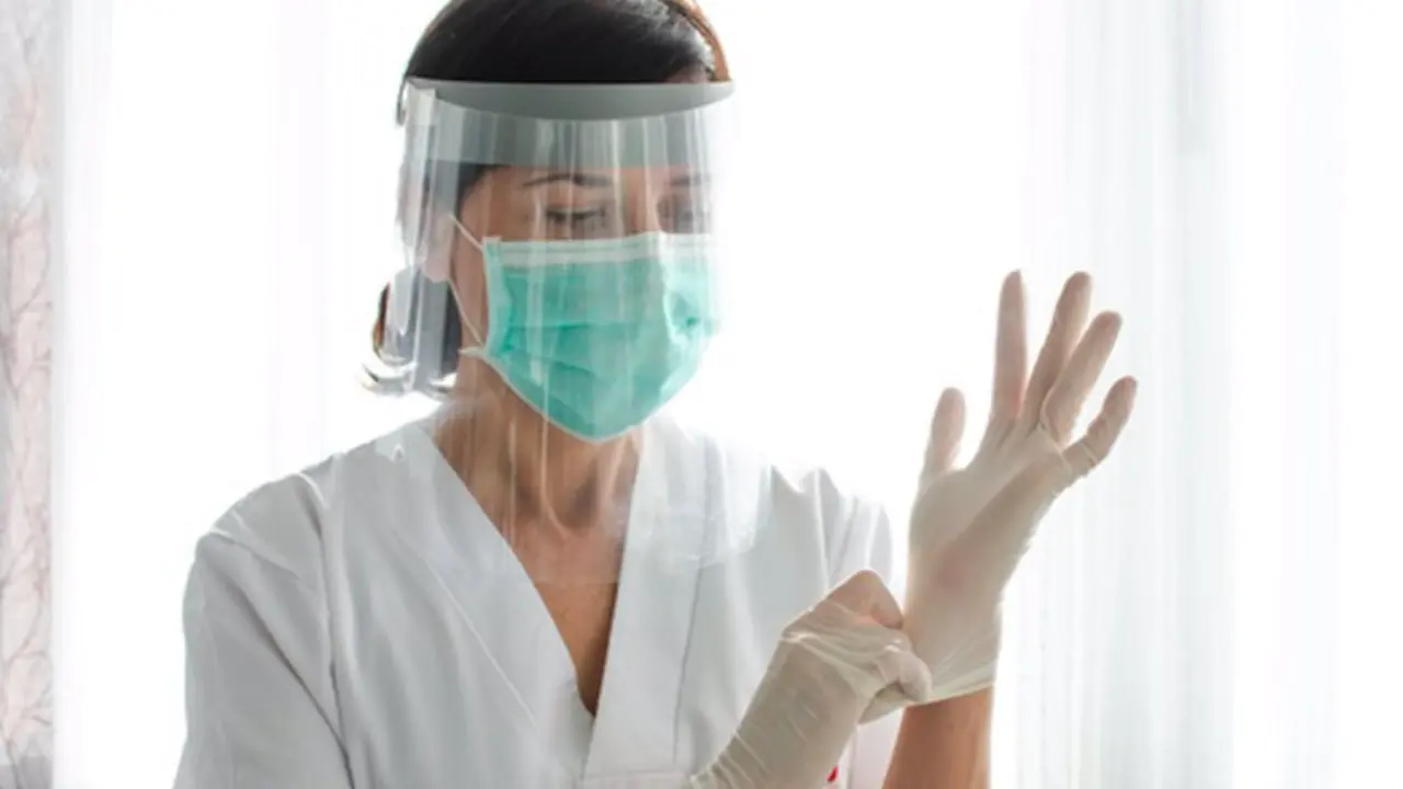 <p> Archivo - Enfermera poniendose los guantes latex. - RAUL VALCARCEL/ ISTOCK - Archivo </p>