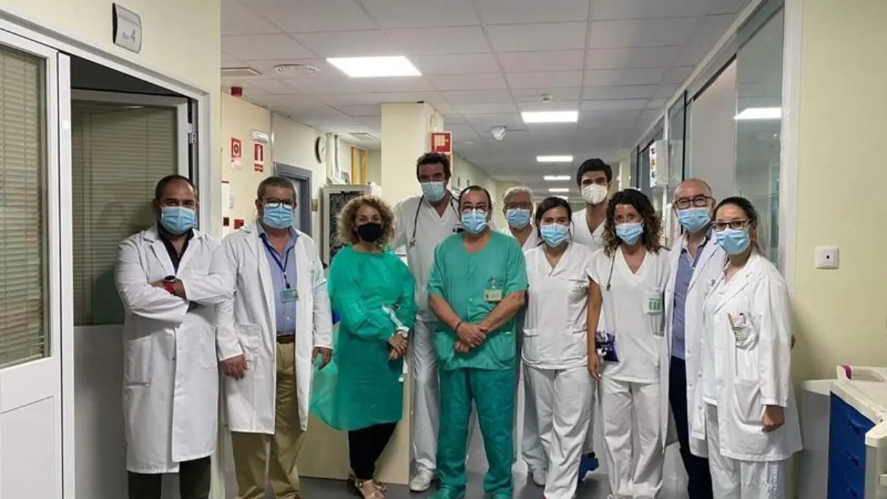 <p> Parte del equipo de ur&oacute;logos desplazado a este hospital desde el Hospital Universitario Reina Sof&iacute;a de C&oacute;rdoba, junto a un oftalm&oacute;logo de este mismo centro, y un equipo multidisciplinar m&eacute;dico-quir&uacute;rgico del hospital de Montilla. </p>