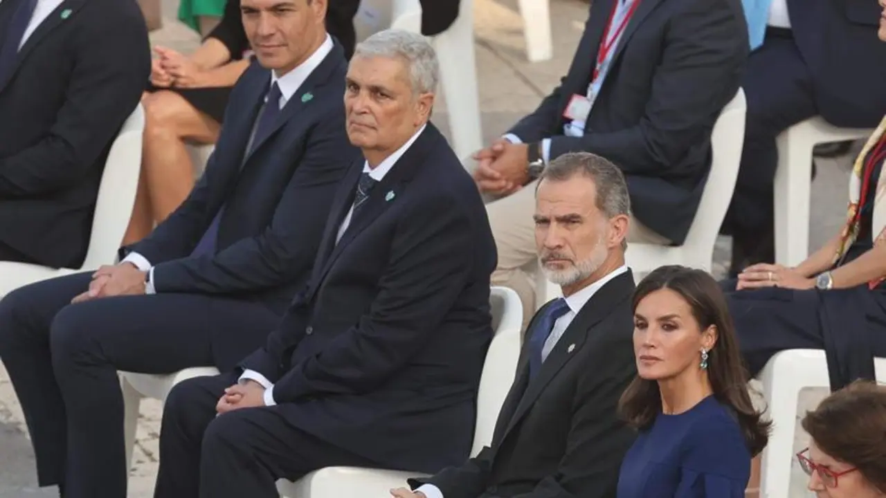 <p> Los Reyes Felipe VI y Letizia entregan una de las Cuatro Grandes Cruces en representaci&oacute;n de los profesionales fallecidos, en el segundo homenaje de Estado a las v&iacute;ctimas de la pandemia del coronavirus, en la Plaza de la Armer&iacute;a del Palacio Real, a 15 de julio - Eduardo Parra - Europa Press </p>