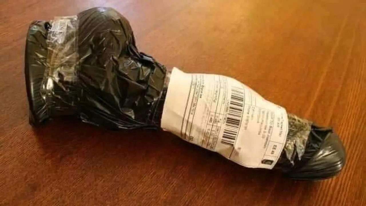 <p> El paquete envuelto con una forma sospechosa. Twitter AliExpress Espa&ntilde;a </p>