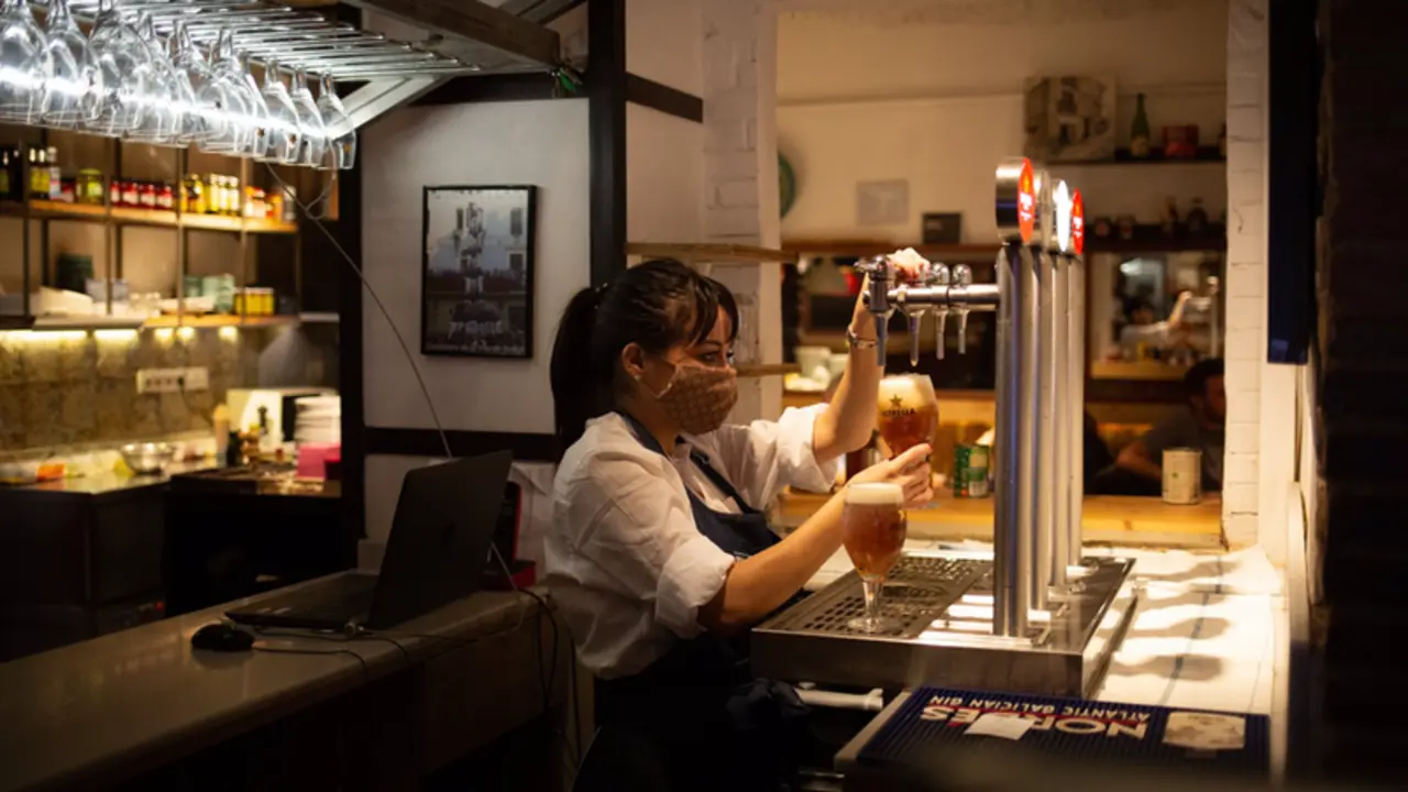<p> Archivo - Una camarera sirve una cerveza en el interior de un bar - David Zorrakino - Europa Press - Archivo </p>
