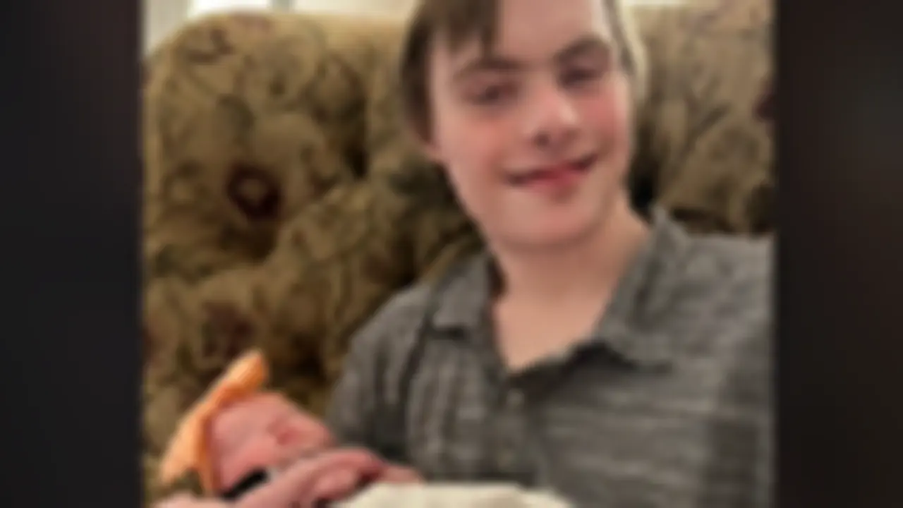 <p> T&iacute;o y sobrina con S&iacute;ndrome de Down se conocen. Tik Tok @mountain_mama420 </p>