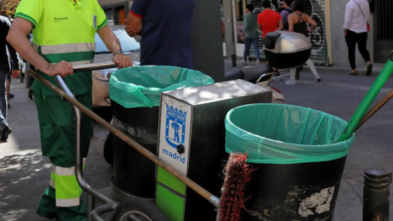 <p> Archivo - Un barrendero del Ayuntamiento de Madrid, empuja su carro de la limpieza mientras trabaja en una calle del centro de la ciudad. - Jes&uacute;s Hell&iacute;n - Europa Press - Archivo </p>