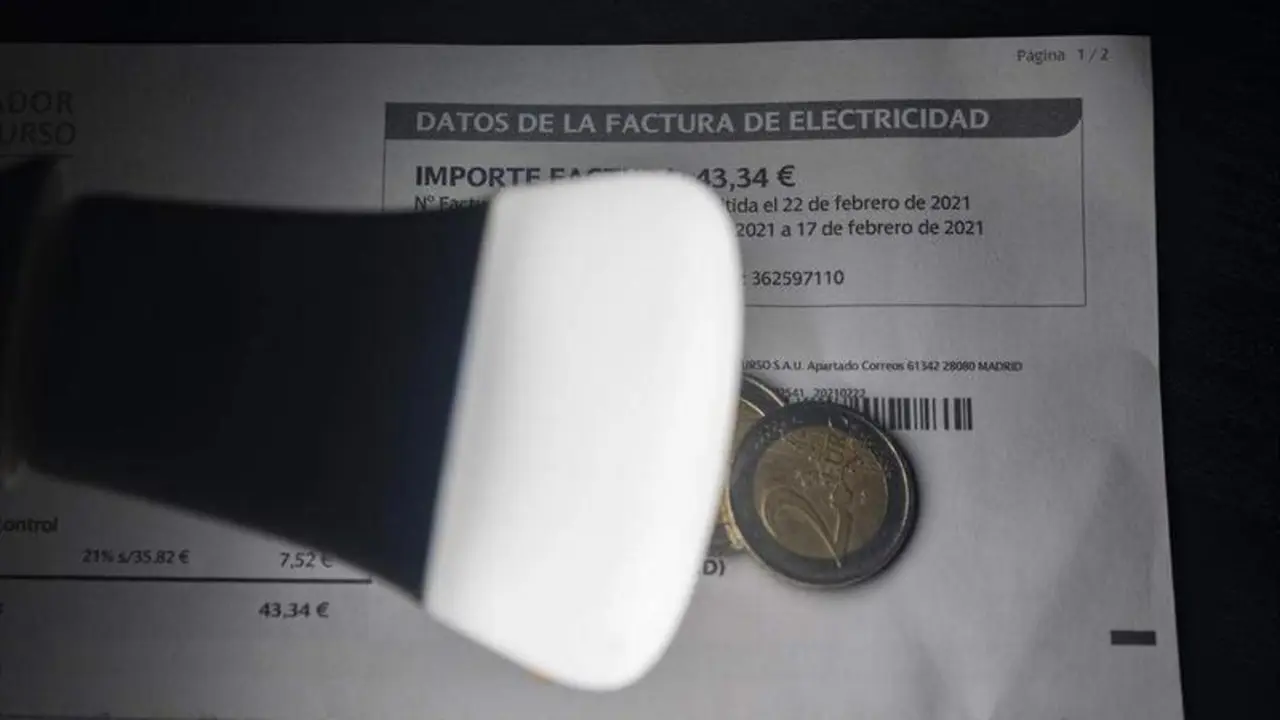 <p> Una l&aacute;mpara refleja el importe de una factura el d&iacute;a en que el precio de la luz ha marcado un m&iacute;nimo por primera vez en dos meses, a 27 de diciembre de 2021, en Madrid, (Espa&ntilde;a). - Eduardo Parra - Europa Press - Archivo </p>