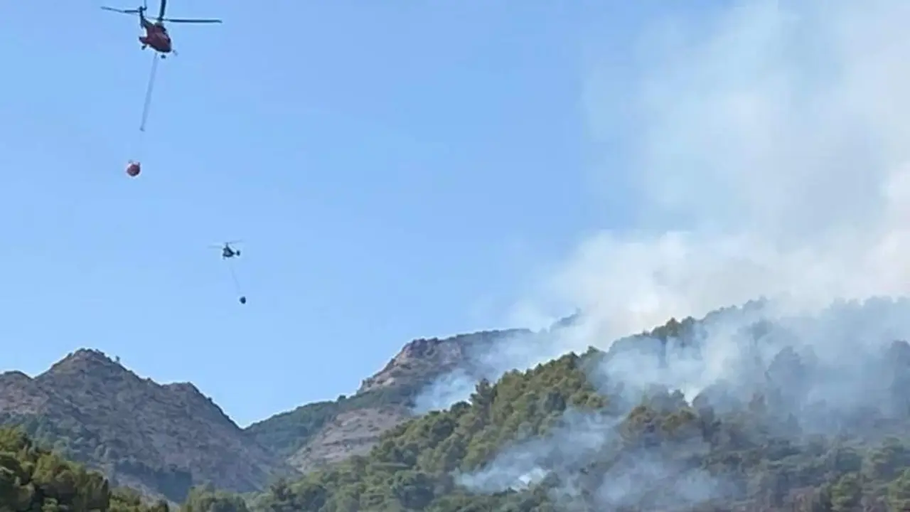<p> Medios a&eacute;reos trabajan en la estabilizaci&oacute;n del incendio forestal declarado en la Sierra de Mijas el viernes 15 de julio y que afecta tambi&eacute;n a Alhaur&iacute;n de la Torre y Alhaur&iacute;n el Grande. - JUNTA DE ANDALUC&Iacute;A </p>