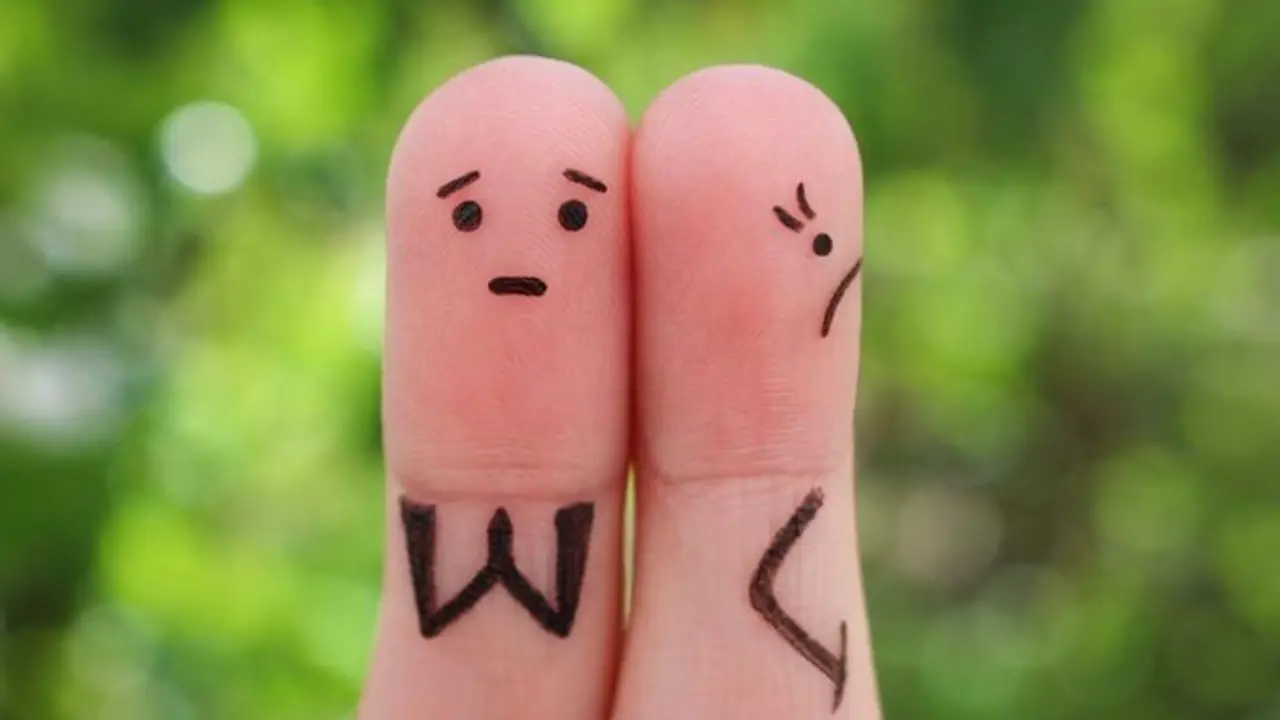 <p> Fingers art of displeased couple. Woman was offended, man asks her forgiveness. - GETTY IMAGES/ISTOCKPHOTO / MUKHINA1 - Archivo </p>