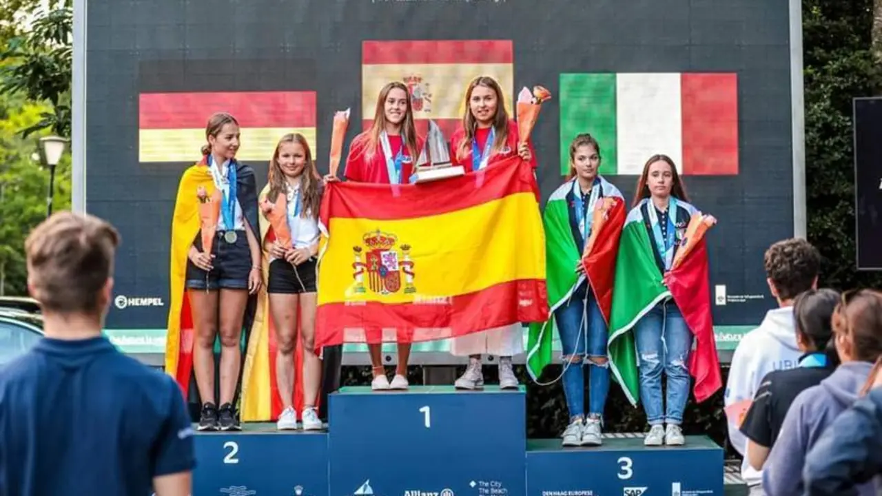 <p> Mar&iacute;a Perell&oacute; y Marta Cardona en el podio tras ganar el Mundial Juvenil de Vela. Twitter </p>