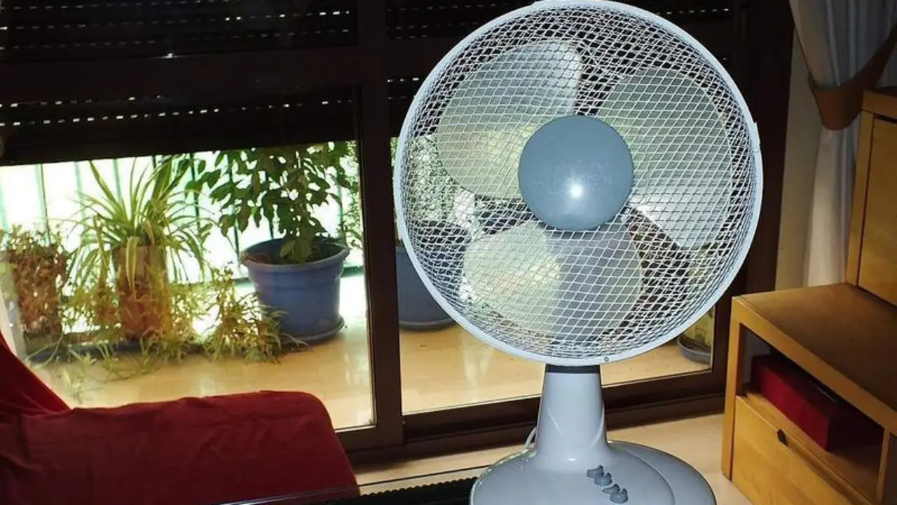<p> El clásico ventilador, en una habitación con la persiana baja </p>