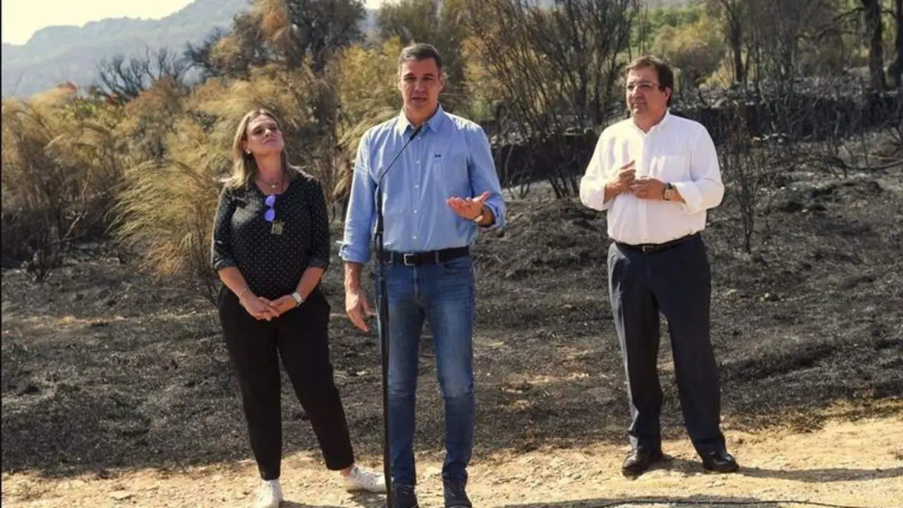 <p> Pedro S&aacute;nchez junto a la Delegada del Gobierno en Extremadura y el Presidente de la Junta de Extremadura </p>